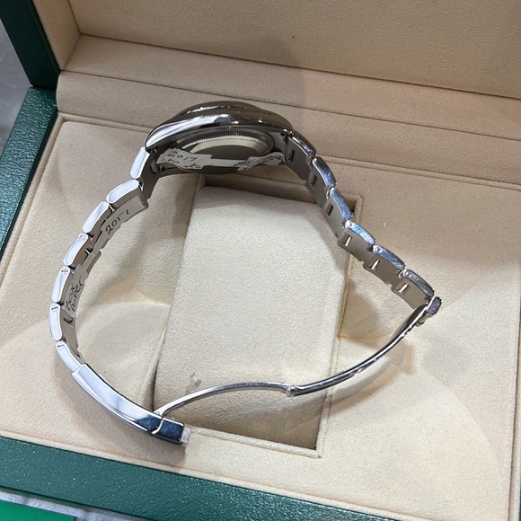 Timeless stainless steel Rolex with Roman blue dial , it’s 2020 and is like new - Picture 4 of 9